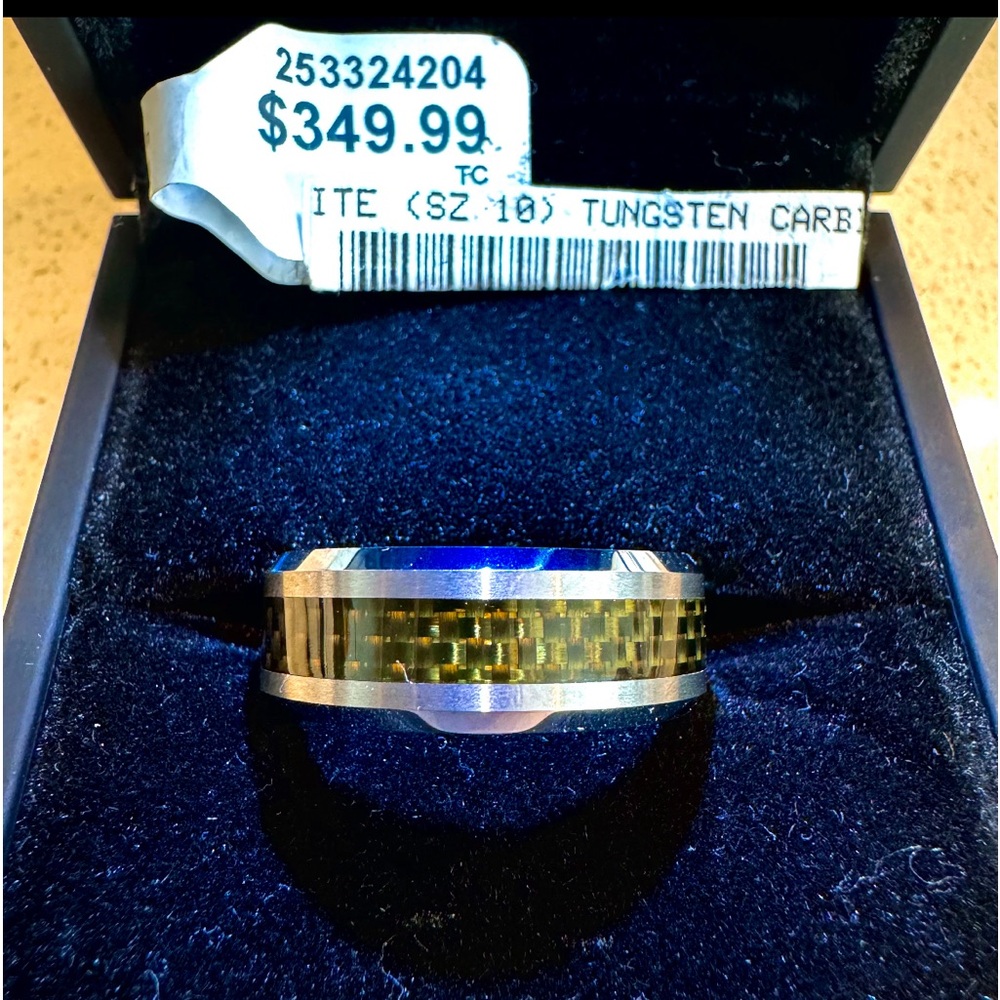SZ 10 Men’s tungsten carbon fiber wedding band. MSRP $349.99
Now $120. New!❤️